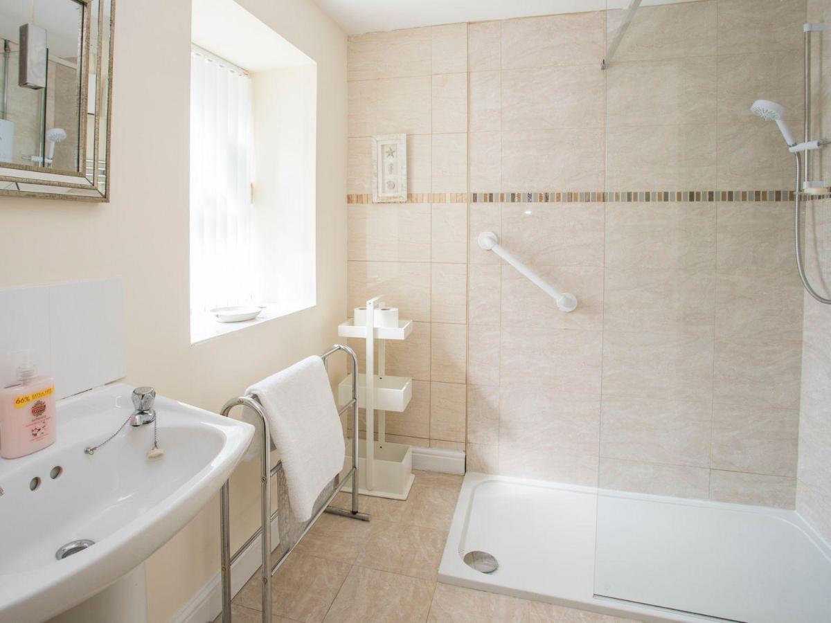 2 The Coach House Apartment Pentraeth ภายนอก รูปภาพ
